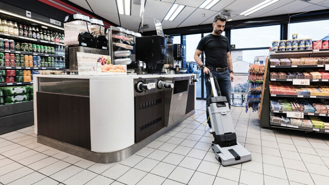strojové čištění podlahy v prodejně