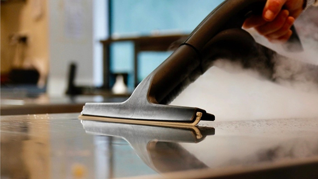 Profesionální parní čistič při čištění nerezových povrchů – jak vybrat správný parní čistič do gastro provozu