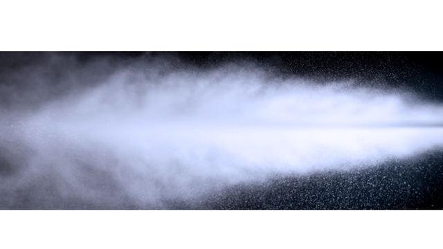 Detail vysokotlakého proudu vody – srovnání horkovodní vs. studenovodní mytí