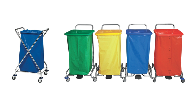 Vozíky na odpad a prádlo – vlevo vozík X pro 120l pytel, vpravo čtyřsekční vozík Pedalbag IV s pedálovým víkem.